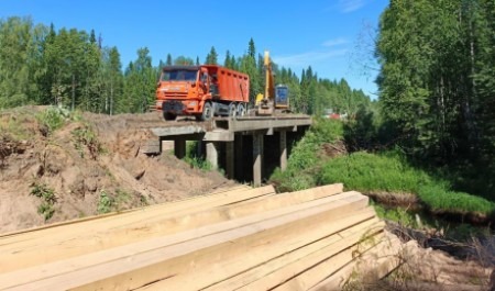 В Холмогорском округе продолжается ремонт моста через реку Угзеньгу