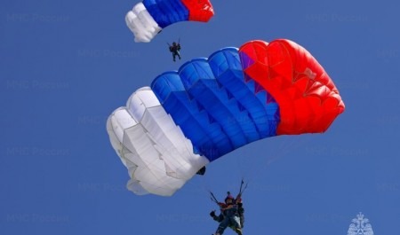 Спасатели-десантники МЧС России повышают навыки в прыжках с парашютом на сушу