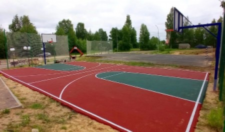 В поселке Березник Виноградовского округа оборудовали универсальную спортивную площадку