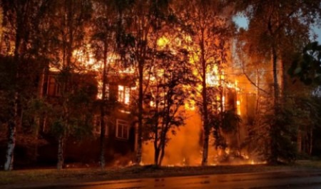 Рядом с переулком Водников в Архангельске снова загорелась «деревяшка»
