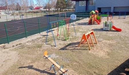 В центральном парке села Долматово Вельского района благоустроили детскую площадку