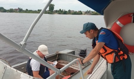 Сотрудники МЧС проводят профилактические рейды по соблюдению правил безопасности на воде