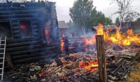 В Архангельской области из-за удара молнии выгорел частный дом 