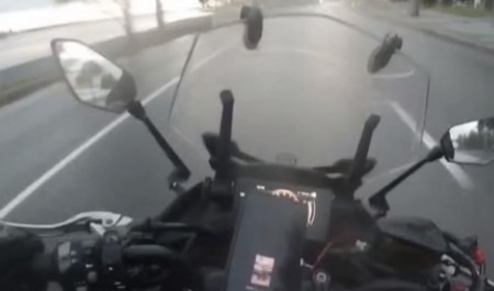 В центре Архангельска мотоциклист влетел в не уступившую ему машину: есть видео