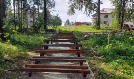 В парке села Лешуконское ведутся работы по устройству пешеходной дорожки
