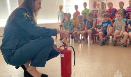 Детский отдых в безопасности: сотрудники МЧС России занимаются с детьми в летних лагерях