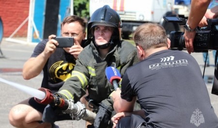 Кроссфит в пожарных боёвках: курские журналисты вживаются в роль огнеборца