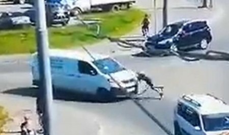 Видео: школьник на самокате угодил под колеса автомобиля в центре Архангельска