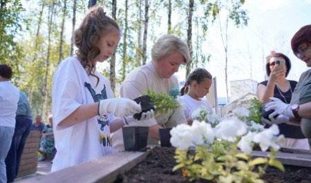 Белые цветы – белому скверу: в Архангельске вспоминают детей, погибших в Донбассе