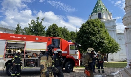 Огнеборцы МЧС России тренировались тушить возгорания на знаковых объектах России