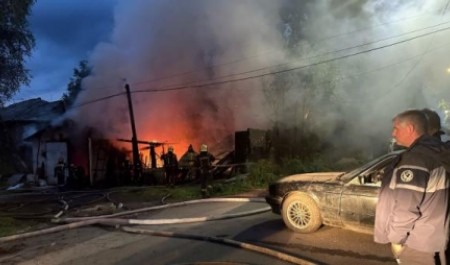 Серьезный пожар в Архангельске на улице Островского: горят гаражи