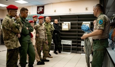 Десантники Поморья провели для юнармейцев мастер-классы по парашютной подготовке 