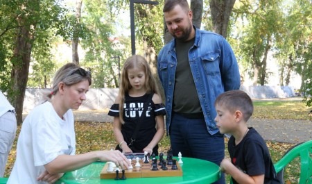 В Петровском парке Архангельска состоялось торжественное открытие шахматного клуба под открытым небом