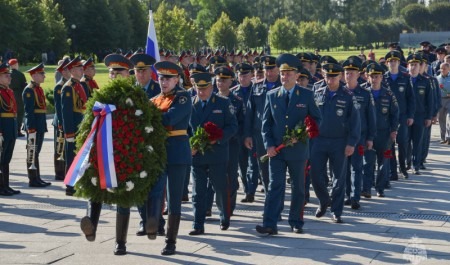 Сотрудники МЧС России в Санкт-Петербурге участвуют в памятных мероприятиях в честь 83-й годовщины начала блокады Ленинграда