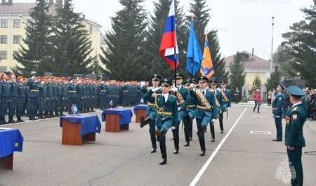 Более 300 первокурсников Сибирской академии МЧС России привели к присяге и торжественной клятве на верность родине