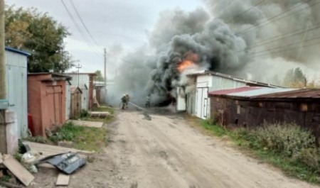 В Архангельске вспыхнул гаражный кооператив: загорелось пять построек