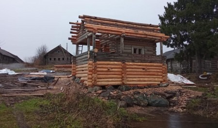 В деревне Аверкиевской завершается сборка уникальной часовни XVIII века