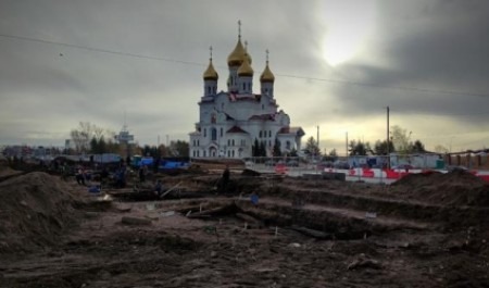 Поиски золотых жетонов в историческом слое на площади Профсоюзов в Архангельске