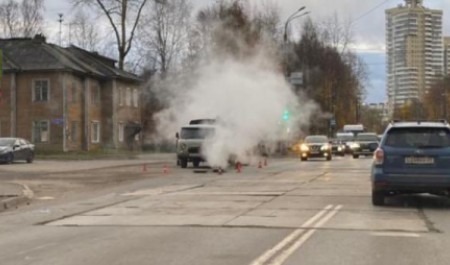 Ряд жилых домов в центре Архангельска остался без тепла из-за прорыва на Обводном