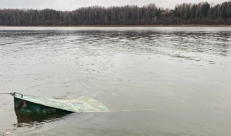 Двое мужчин выпали из лодки на юге Архангельской области: их все еще не нашли