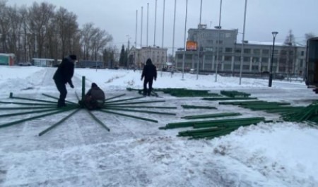 На центральной архангельской площади начали устанавливать главный новогодний символ