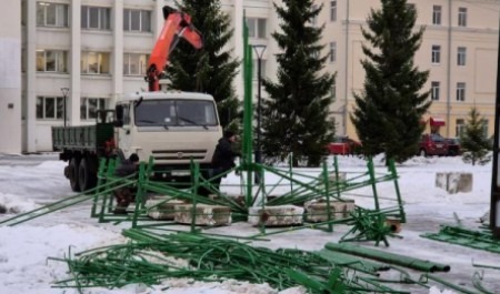 Сборка главной новогодней елки в центре Архангельска