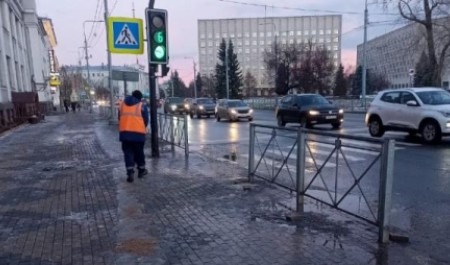 Архангельские дорожники в экстренном режиме начали очищать тротуары от льда