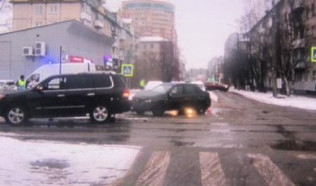 В Архангельске пенсионер на «Рено» протаранил «Лексус»: пассажирка в больнице