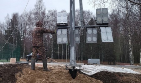 В Няндоме в рамках проекта благоустройства парка «Стрелка» завершают монтаж уличного освещения