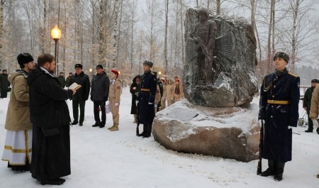 В Мирном открыли памятник защитникам Отечества 