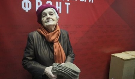 85-летняя бабушка из Архангельска вяжет носки бойцам СВО