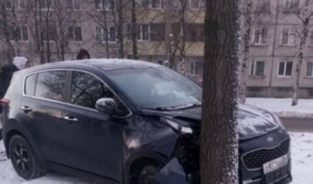 В Архангельске столкнулись два автомобиля: одна машина влетела в дерево