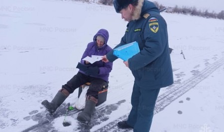 Спасатели предупреждают: выход на неокрепший лед опасен 