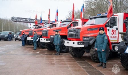 В Брянске спасателям МЧС России вручили ключи от новой техники