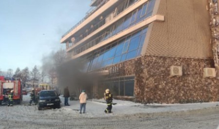 В Архангельске загорелся ресторан «Маяк» и бизнес-центр: на месте работают пожарные