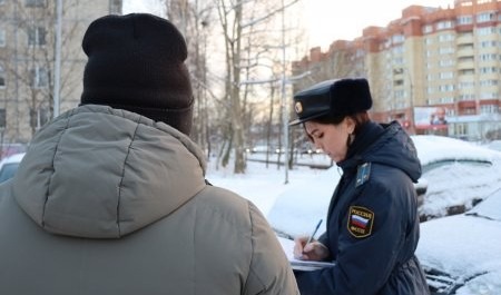 Архангельские судебные приставы сделали из должника пешехода