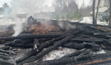 Вместо жилища — угли: в Поморье жуткий пожар в «деревяшке» унес жизнь пенсионера