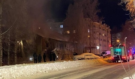 Пламя вырывалось из окон: в центре Архангельска полыхал деревянный дом