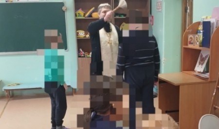 Священник Василий Лапко в дни празднования Крещения Господня навестил пациентов детского отделения психиатрической больницы 