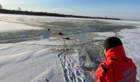 Рассекающий по ледяной реке мотоциклист провалился под воду в Архангельске