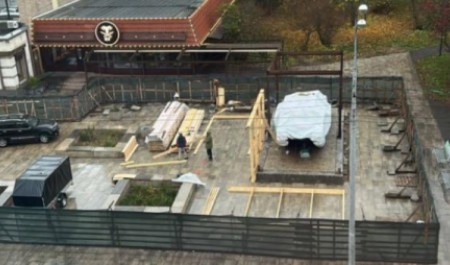 Печально известный архангельский танк начал обрастать «деревянным» навесом