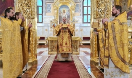 Митрополит Корнилий совершил Божественную литургию в праздник Собора святых Архангельской митрополии