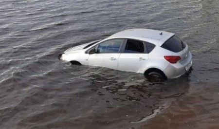 В Архангельске автомобиль съехал в Северную Двину рядом с Краснофлотским мостом