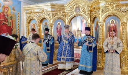 Митрополит Корнилий в канун праздника Казанской иконы Божией Матери совершил всенощное бдение в Михаило-Архангельском кафедральном соборе 