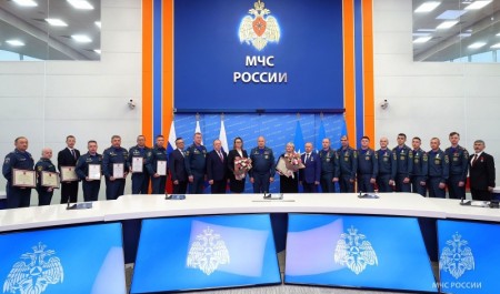 «Готовы к любым трудностям»: глава МЧС России вручил государственные награды личному составу