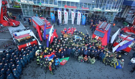 В День народного единства в Петербурге прошли традиционные IX Международные соревнования «Вертикальный вызов» памяти Е.Н. Зиничева