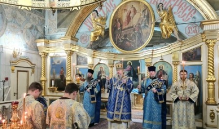 Митрополит Корнилий совершил всенощное бдение в канун праздника иконы Божией Матери «Всех скорбящих радость»