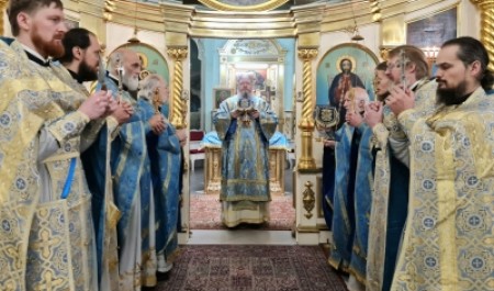 Митрополит Корнилий совершил Божественную литургию в праздник иконы Божией Матери «Всех скорбящих радость» 