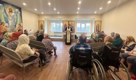 Священник Василий Лапко духовно поддерживает подопечных в пансионате «Опека»