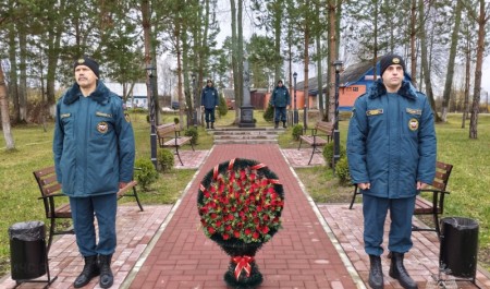 В Калужской области увековечили память спасателя, погибшего при спасении людей на льду